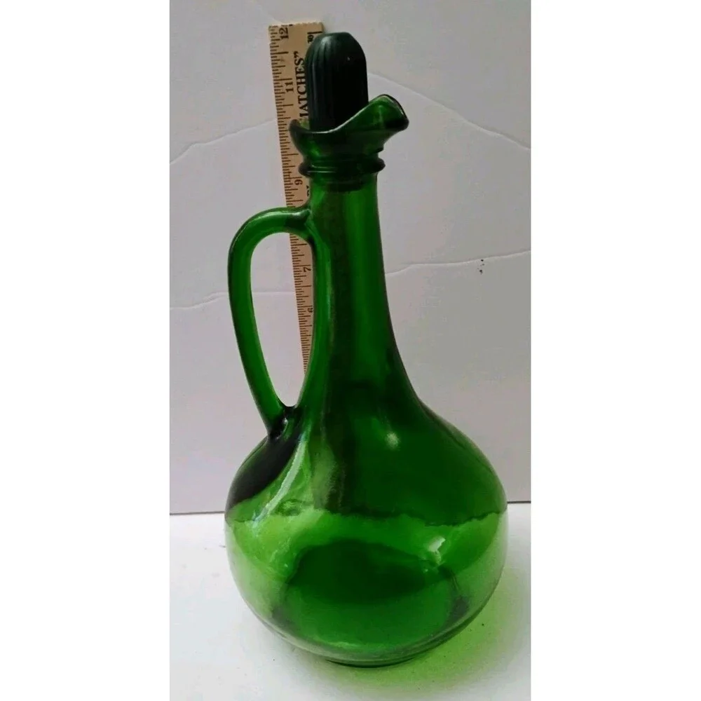 Vintage 1976 Wine World Green Glass Decanter Bottle 1.5L With Handle Stopper